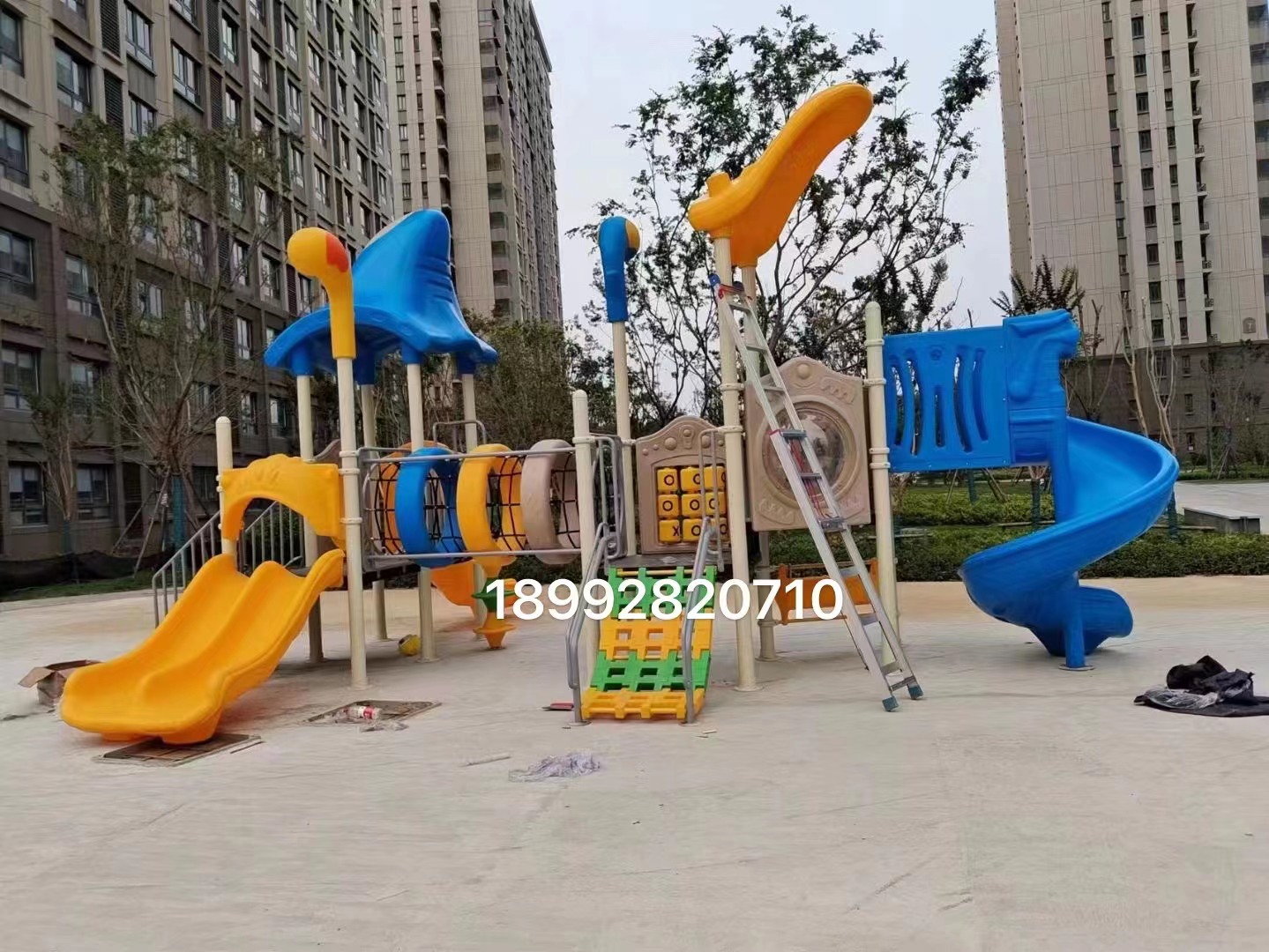 兒童游樂(lè)設(shè)施